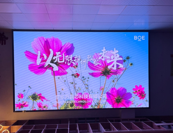 小間距LED顯示屏：細(xì)膩畫面展現(xiàn)無(wú)限可能